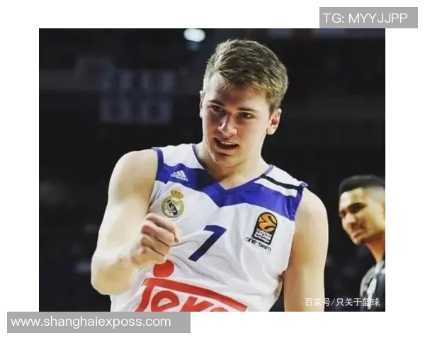 足球明星巅峰颜值大比拼谁是球场上的绝世美男与魅力之星